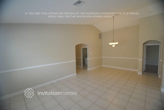 Building Photo - 9549 Lago Dr