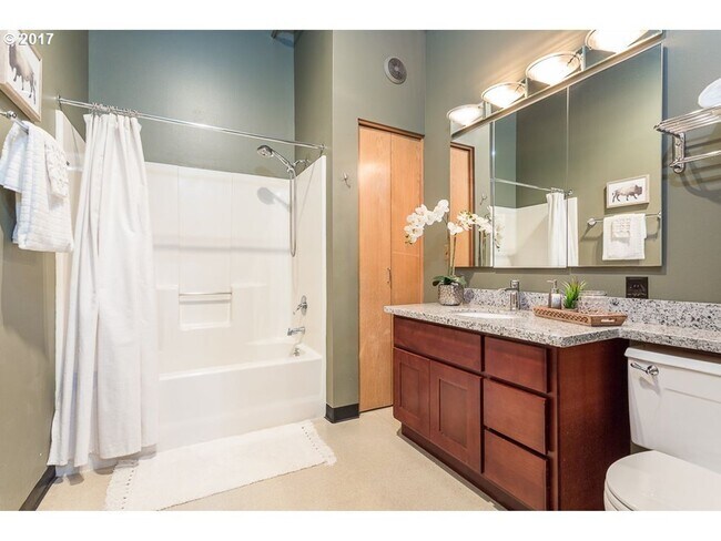 Foto del edificio - Historic Irving Street Lofts In The Pearl District - Top Floor Unit w/Parking/Rooftop Deck