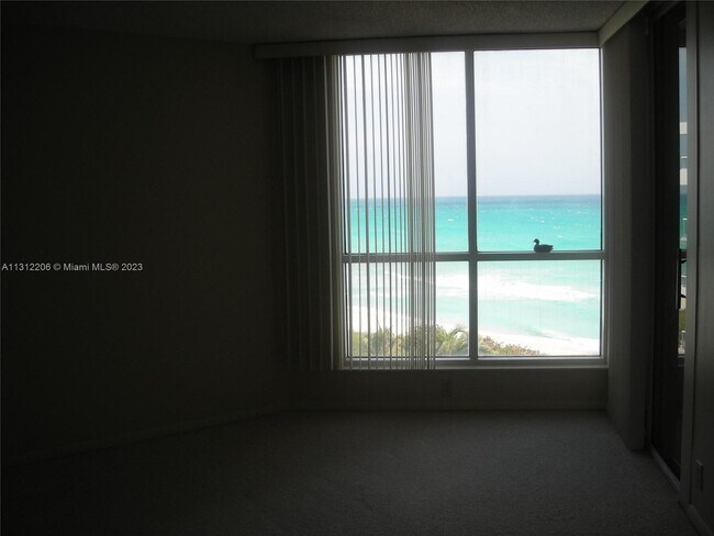 Foto del edificio - 6767 Collins Ave