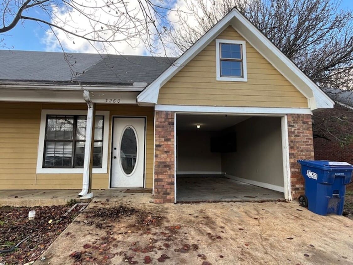 Foto principal - Renovated 3 Bedroom 2 Bath Townhome for Rent!