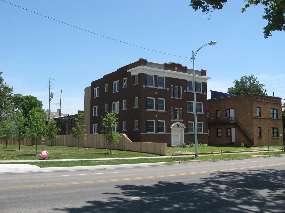 Building Photo - 704 N Broadway