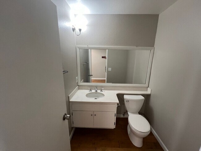 Building Photo - 2 Bedroom 1.5 Bath Irvine, Ca