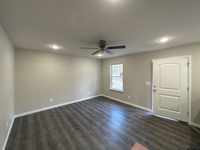 Building Photo - 2 Bedroom/2 Bathroom Triplex Unit in South...
