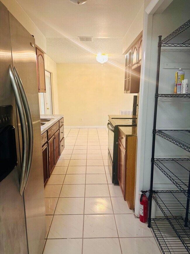 Foto del edificio - 6245 Saxon Blvd