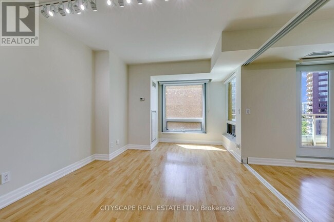 Building Photo - 8 Scollard St