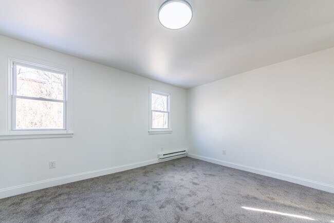Foto del edificio - Available APRIL 2026 - Beautiful Renovated w/ Lots of Natural Light and Backyard Space!