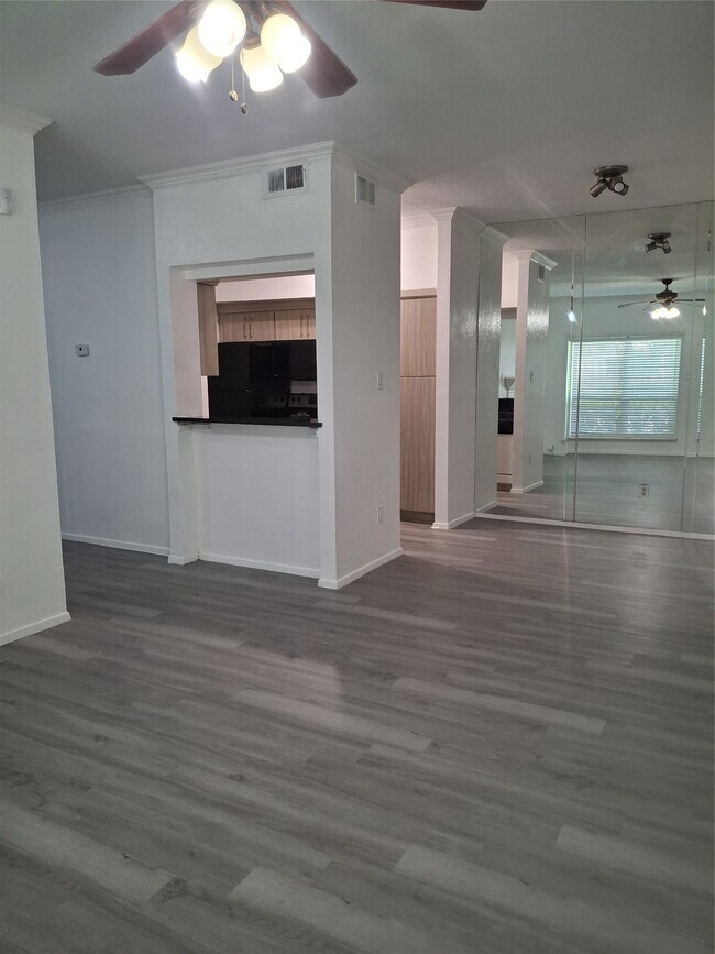Building Photo - 2025 Augusta Dr