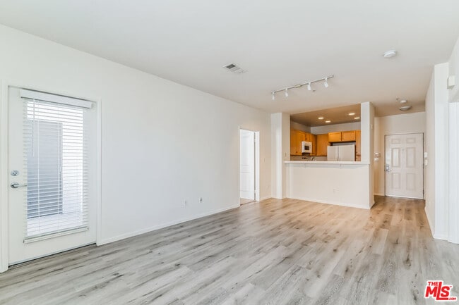 Foto del edificio - 6400 Crescent Prk E