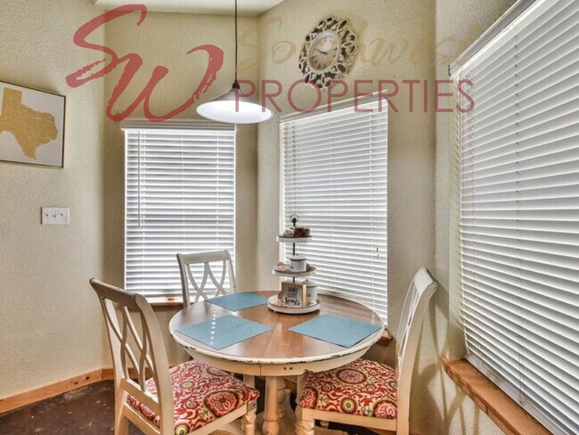 Foto del edificio - Luxurious two-story townhouse | Water + WiFi Included
