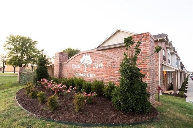 Building Photo - 1024 Southwest Wisteria Avenue