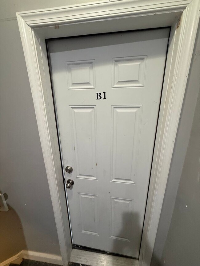 Building Photo - 1 Bedroom apartment with a bonus Den- Available today!