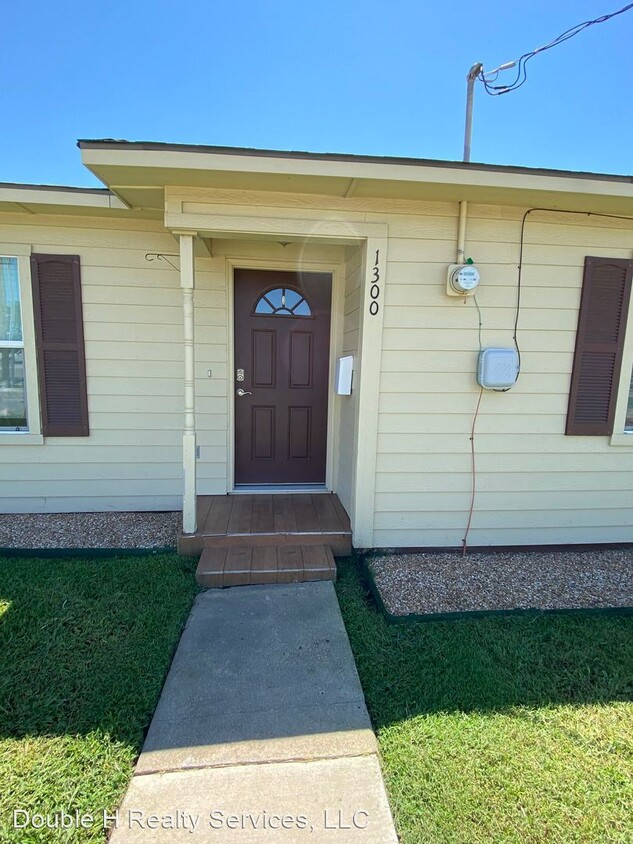 Primary Photo - 1300 L Ave