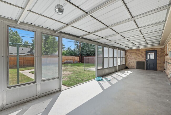 Foto del edificio - 2 bed 1 bath Ranch in Lowry in Denver