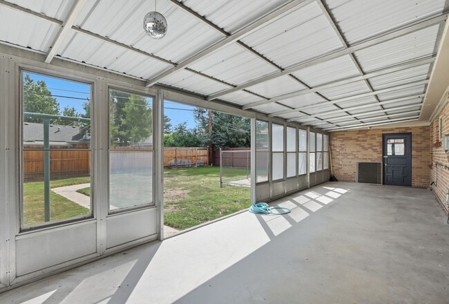 Building Photo - 3 bed 1 bath Ranch in Lowry in Denver