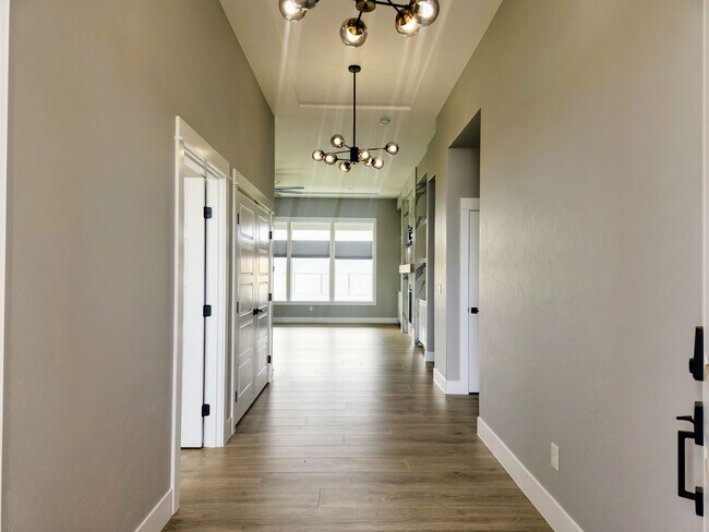 Foto del edificio - Move in ready luxury home!