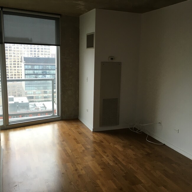 Building Photo - 611 S Wells St