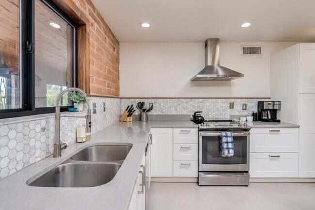 Building Photo - 1322 E Condesa Primera