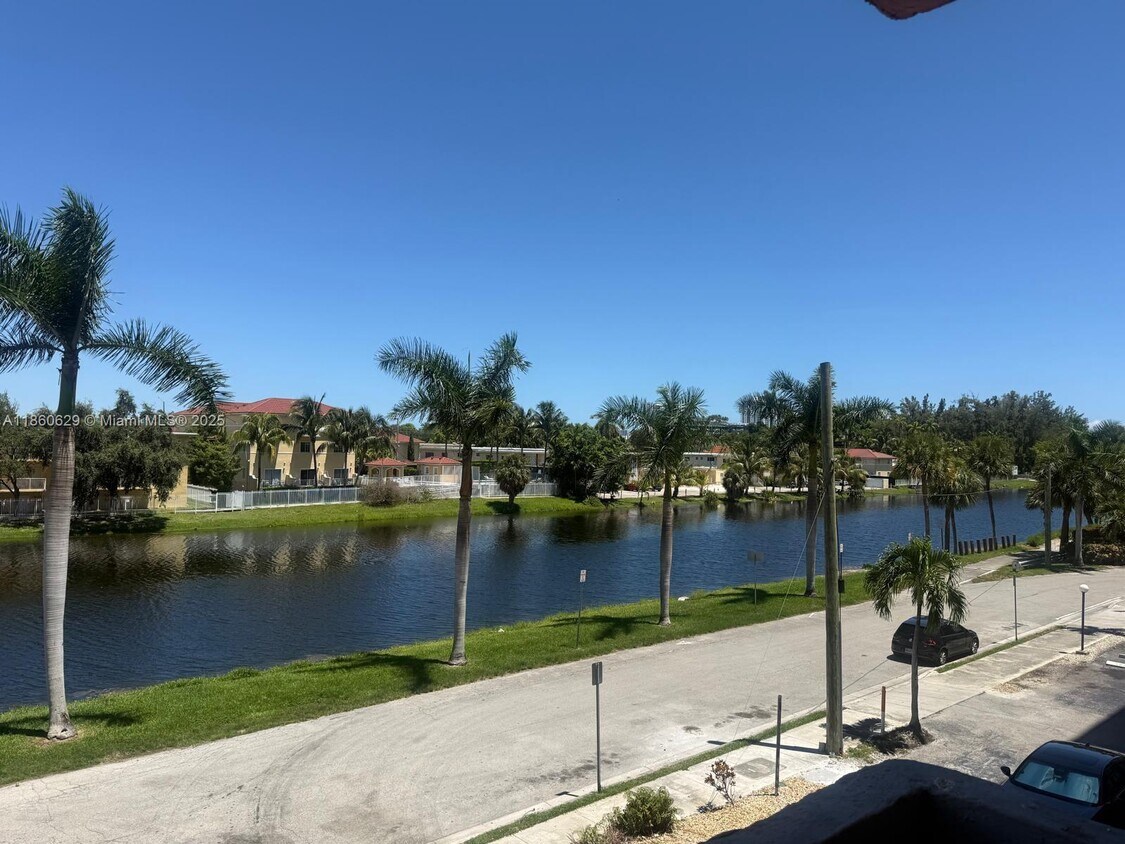 Foto principal - 2075 NE 164th St