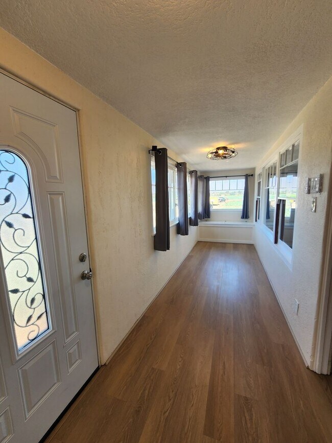 Building Photo - Adorable and Spacious 4 Bedroom Farmhouse W/Bonus Room- Water, Trash and Wifi Included!
