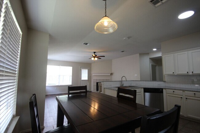 Building Photo - Lovely large updated 3 bed, 2 bath house w/ 2 living & 2 dining areas in Austins Colony