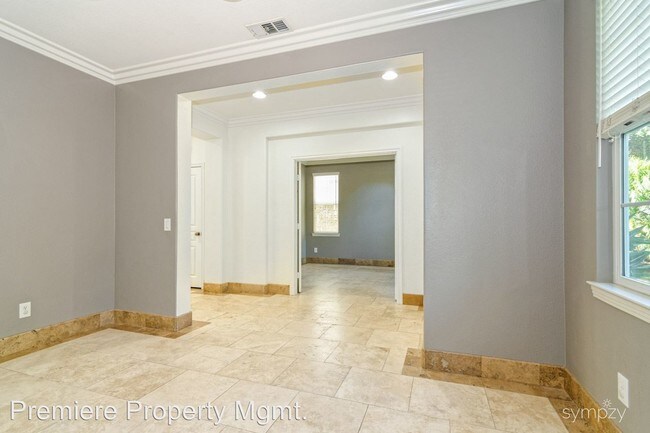 Building Photo - 6233 Village Green Dr