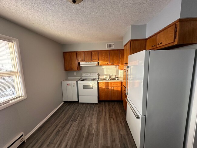 Building Photo - Updated 2 bed 1 bath apartment in the heart of Speedway