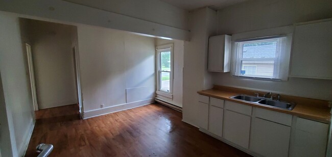 Building Photo - 3 Bedroom 1 Bathroom House
