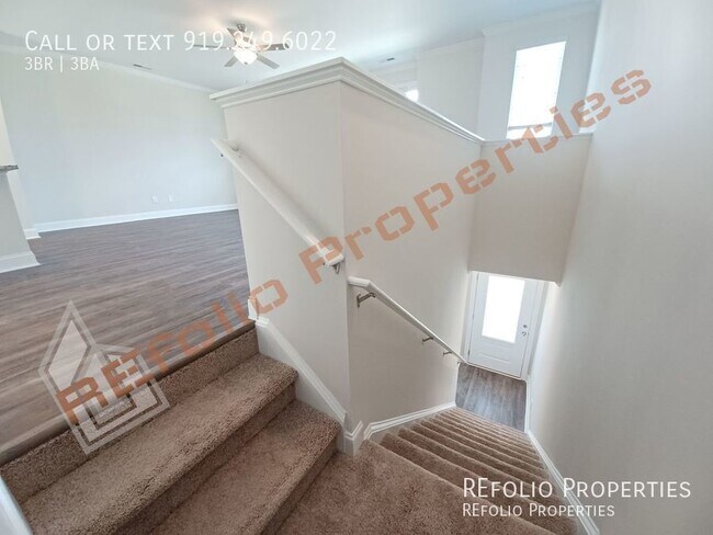 Building Photo - Beautiful 3 Story 3 Bedroom 2.5 Bath Townh...