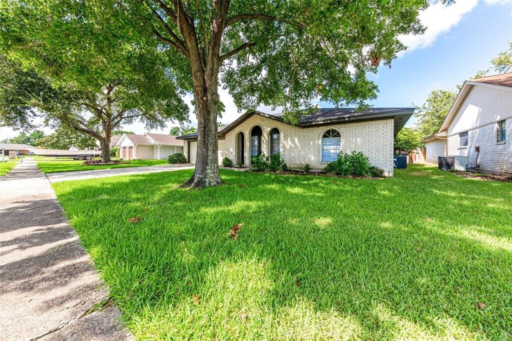 Primary Photo - 3709 Edgebrook Dr