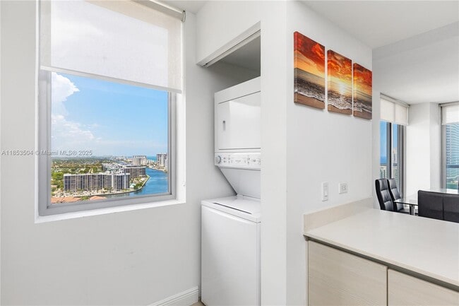 Foto del edificio - 2600 E Hallandale Beach Blvd
