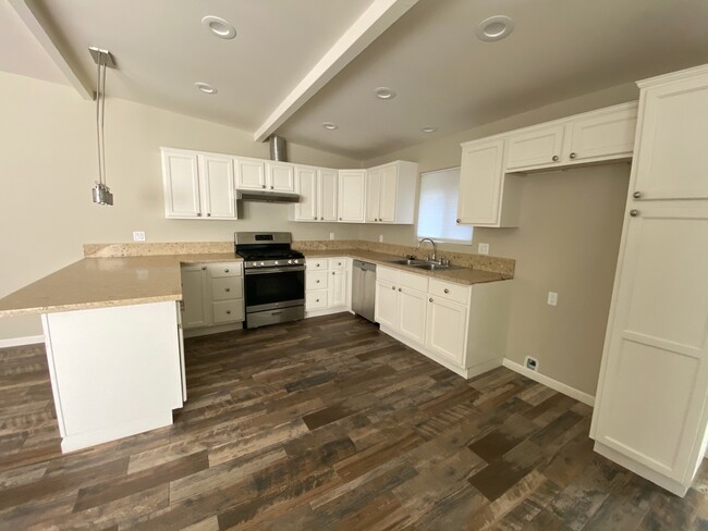 Kitchen - 427 W Gladstone St