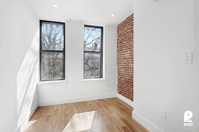 Building Photo - 17-26-26 Woodbine St