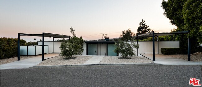 Foto del edificio - 1095 N Kenter Ave