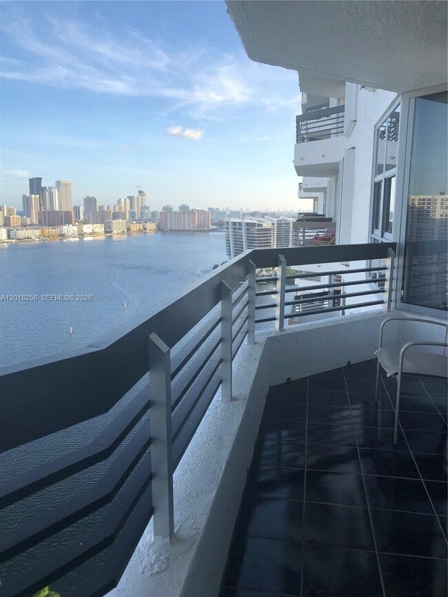 Foto del edificio - 3530 Mystic Pointe Dr