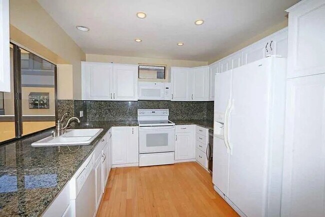 Foto del edificio - Spacious 2 Bedroom 2-1/2 Bathroom Townhome with 2-car garage in La Jolla near UCSD