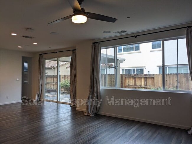 Foto del edificio - 537 Lavender Dr
