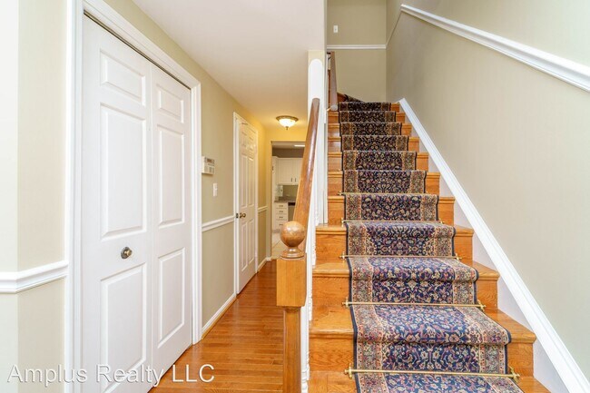 Building Photo - 2 br, 2.5 bath House - 6746 Hillandale Rd