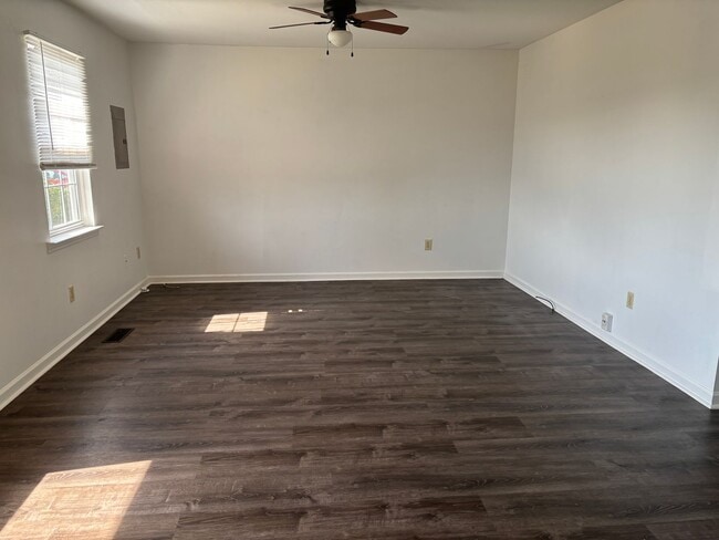 Building Photo - 2 br 1 ba Duplex