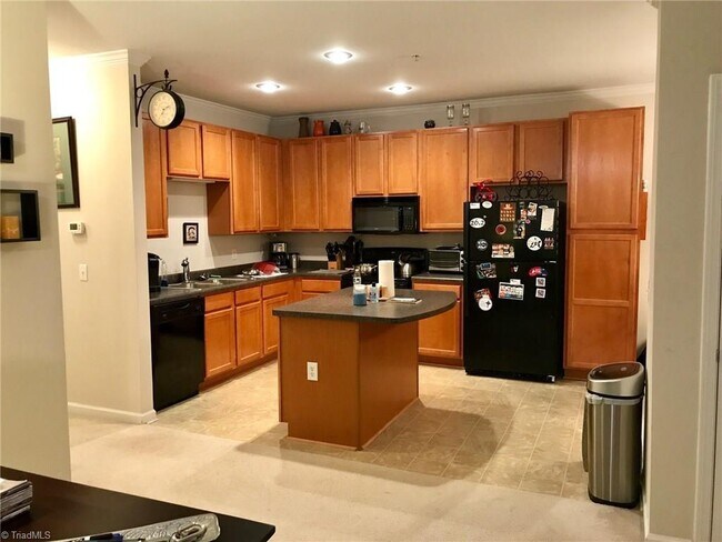 Building Photo - Move in February!