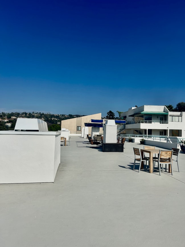 Building Photo - 2556 Navarra Dr