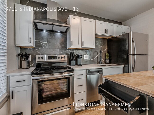 Foto del edificio - FULLY FURNISHED 1/1 ALL BILLS PAID MONTHLY...