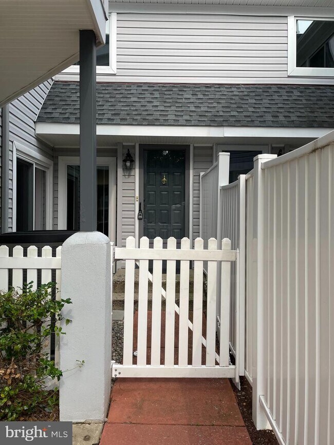 Building Photo - 1232 Chanticleer