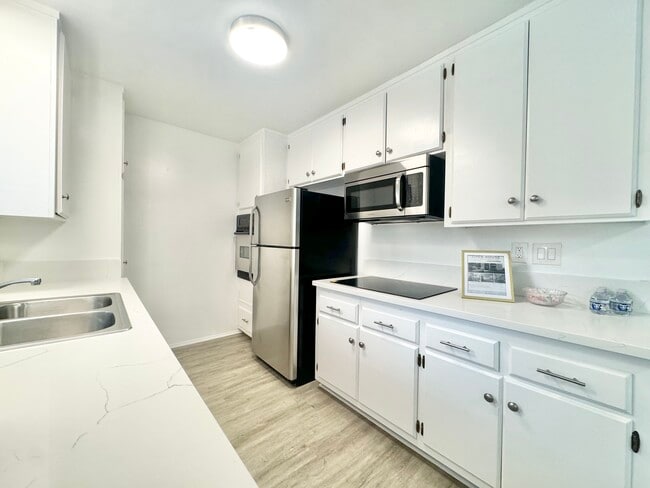 Building Photo - 834 2nd St