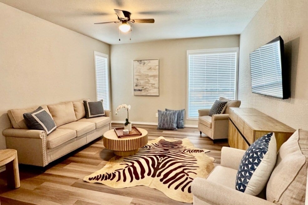Sala de estar de dos dormitorios y dos baños - Midtown Apartments