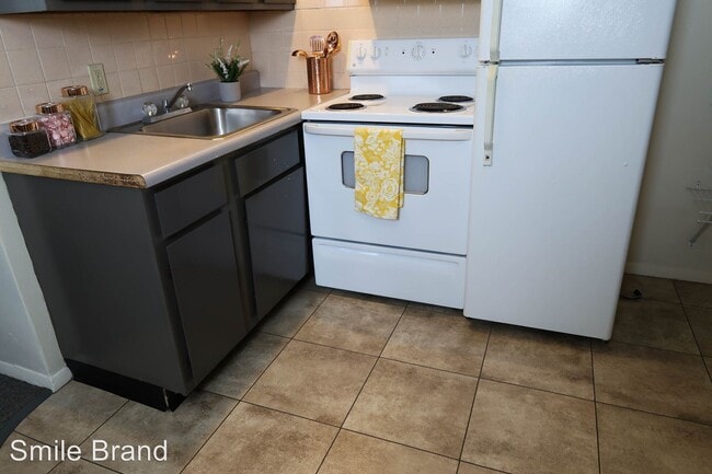 Building Photo - Studio, 1 bath Room For Rent - 510 E. Clark