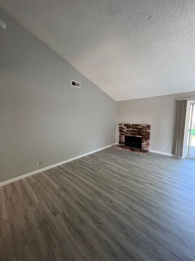 Building Photo - Newly Updated 4/2 Home! Remodeled Bathroom...