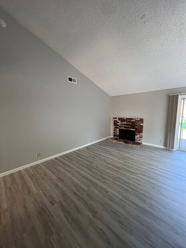 Foto del edificio - Newly Updated 4/2 Home! Remodeled Bathroom...