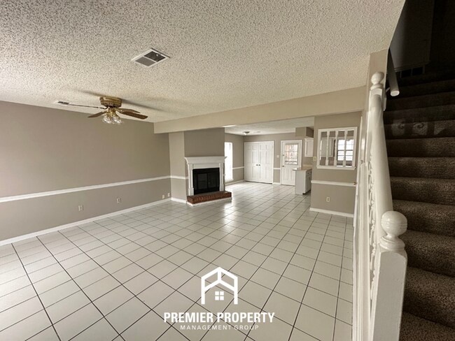 Foto del edificio - Charming 2BR/2.5BA Townhome | Dual Primary Suites, Fireplace & Fenced Yard