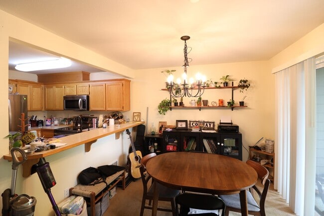 Building Photo - 2 Bed 2 Bath - Condo - W/S/G Included - Pe...