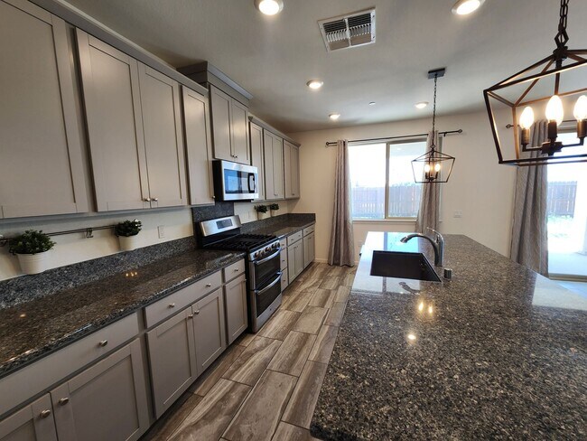 Building Photo - 7502 Tapiro Way - Sacramento 95829
